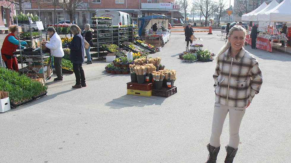 "Vid Vårtorget hade vi mätt flera gånger så vi säkert följde restriktionerna. Vi hade avståndsskyltar, handspritstationer och vi placerade knallar, som vi på förhand trodde skulle dra mycket folk, långt ifrån varandra för att undvika trängsel, plus att vi var där hela tiden för att se så reglerna följdes", säger Jenny Nilsson.