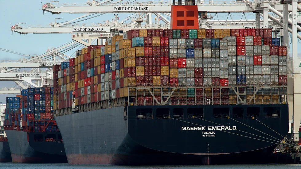 Ett fartyg tillhörande Maersk vid hamnen i Oakland, Kalifornien. Arkivbild.