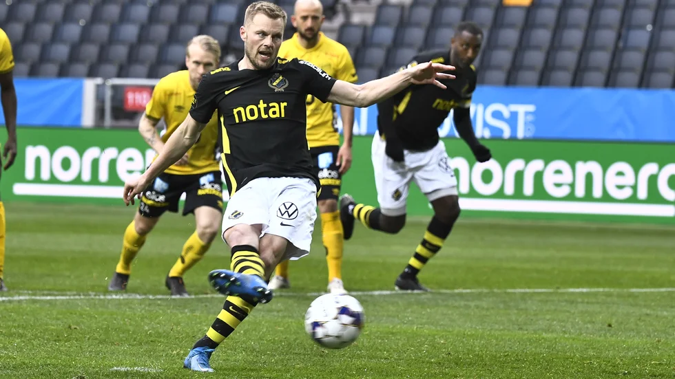 Sebastian Larsson slår in straffen som gav AIK segern med 1–0 mot Elfsborg.