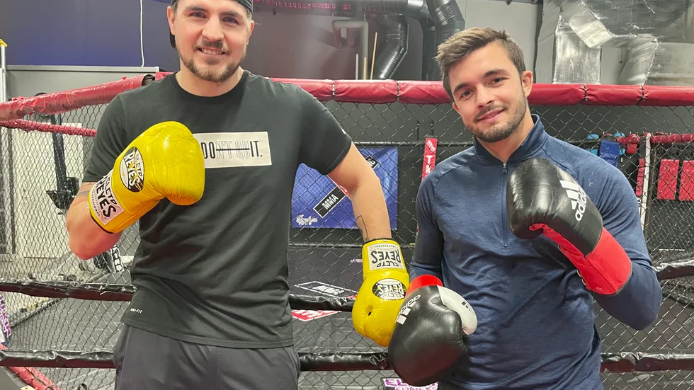 Nyköpingsboxaren Erik Skoglund och Anthony Yigit, som har varit Europamästare och gått upp om IBF:s världsmästarbälte, vill ge nyblivna soffpotatisar en kick på träningscampen, som mestadels hålls i Elixirs stora gym.