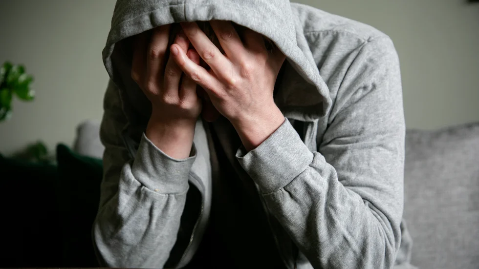 Kjell Gardarfve menar att samhället ofta gör fel när man närmar sig de våldsamma männen. "Man poängterar att mannen gjort fel och borde skämmas. Det är en urusel inledning, då är diskussionen redan slut. Prata istället in våldet så att de vågar undersöka sitt eget beteende och sin egen historia av våld och makt."