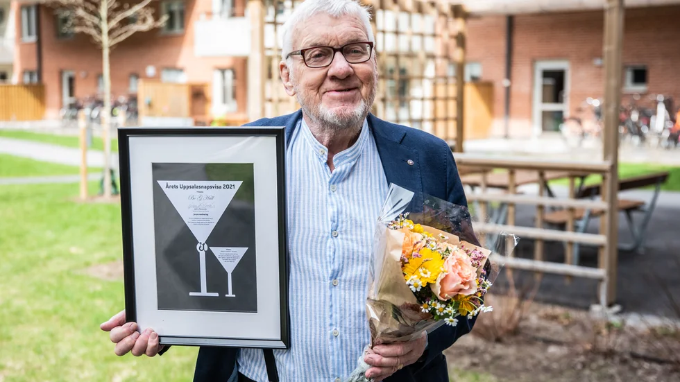 Bo G. Hall uppvaktades med diplom och blommor efter segern i UNT:s årliga snapsvisetävling.