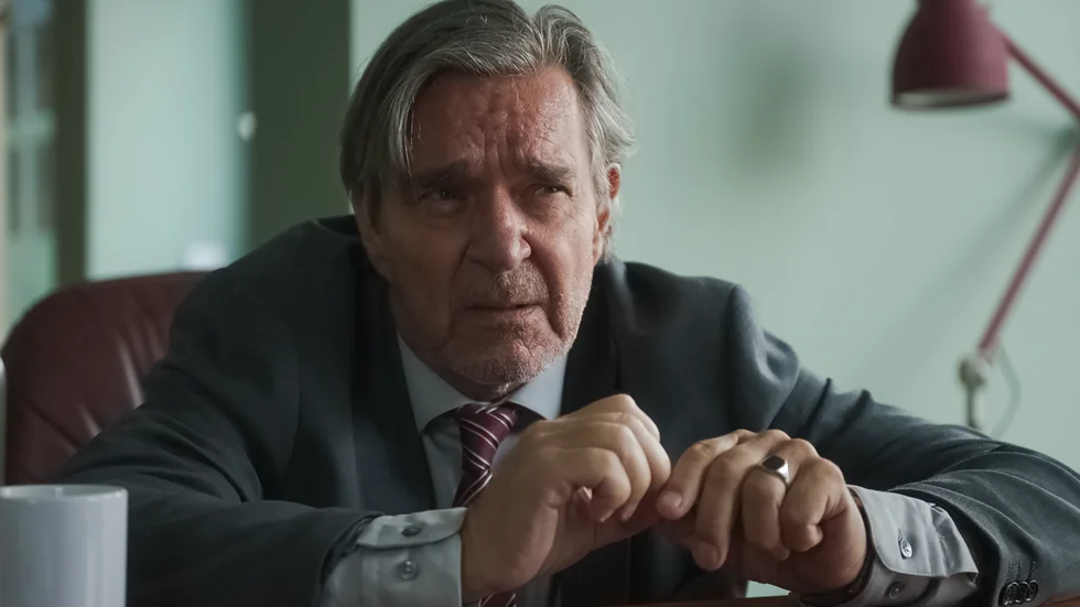 Kaj Modin (Kjell Bergqvist) och flera andra bekanta rollfigurer är tillbaka när SVT-serien "Mäklarna" efter 15 återuppstår hos Discovery+.