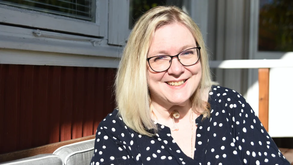 Hon riskerar att kvävas till döds av sin sjukdom men ser inget annat än att fortsätta kämpa för livet. För Petra Hall, 58, har ett papillomvirus i halsen inneburit nära på 400 operationer sedan det upptäcktes när hon var 11 år gammal.