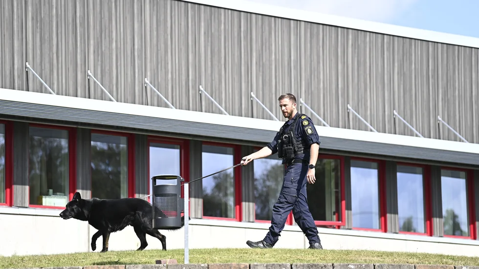 Polis på plats utanför skolan i Nässjö.