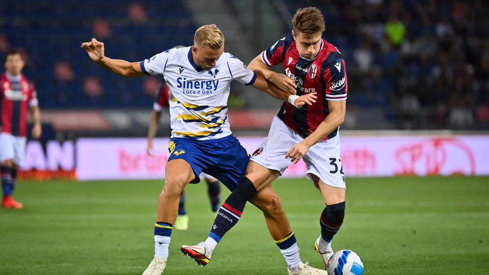 Bolognas Mattias Svanberg, höger, blev matchhjälte hemma mot Verona.