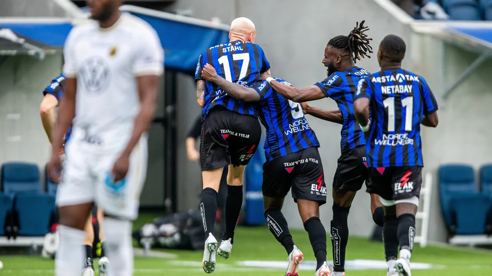 Christian Kouakou har just gjort mål för Sirius. Han skyms lite av Adam Ståhl, nummer 17.