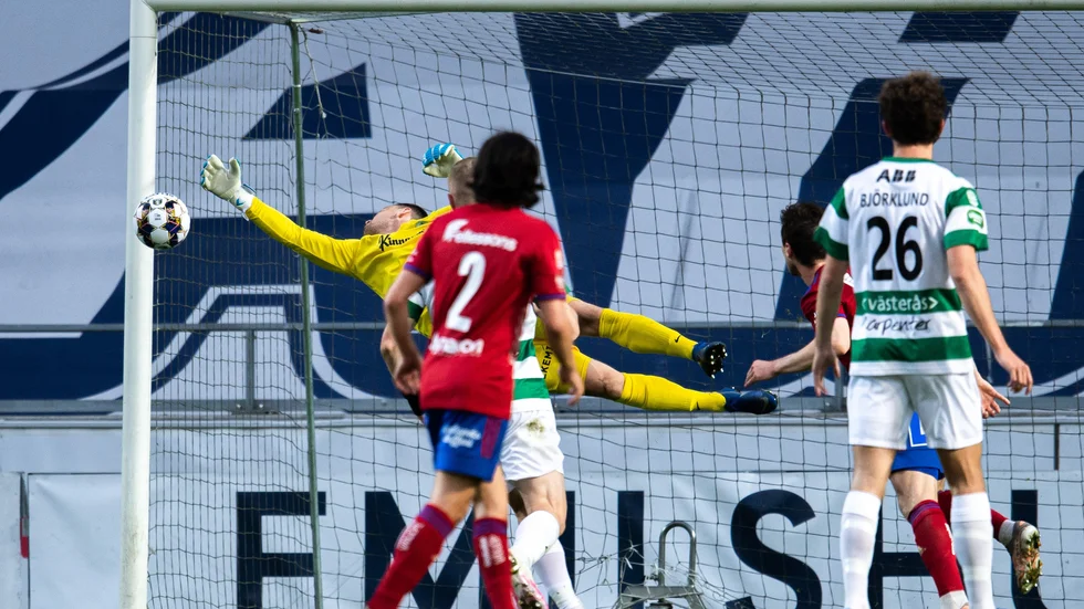 Anton Fagerström hade fullt upp i supetettanmötet mellan Öster och Västerås som slutade 1-1.