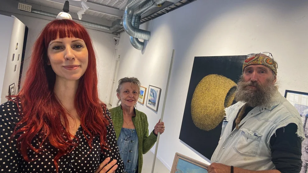 Lina Karjel, konstutvecklare i Flens kommun, tillsammans med konstnärerna Kaarin Bonde Jensen och Gunnar Carl Nilsson. Trion förberedde under torsdagen utställningen i galleriet i Hälleforsnäs som är en del av Konstrundan. 