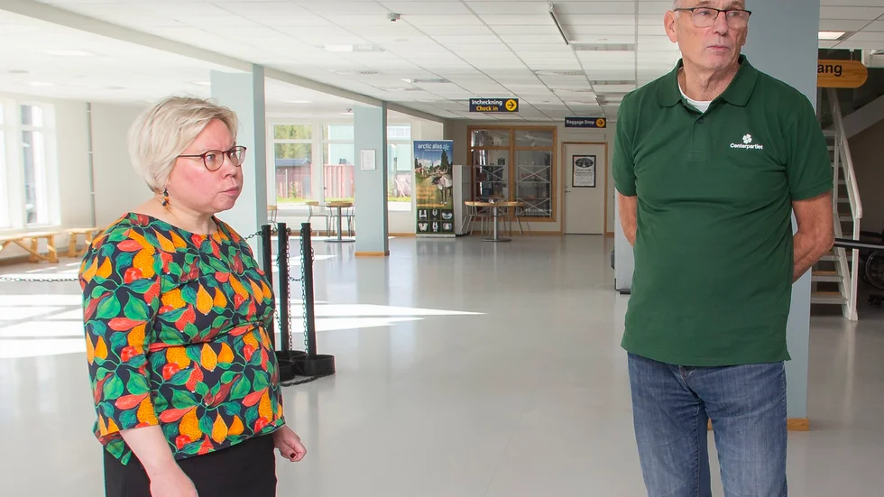 Riksdagspolitikern Linda Modig och Arvidsjaurs centerledare Bjarne Hald besökter flygplatsen på torsdagen.