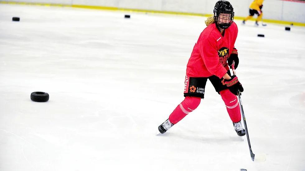 Wilma Sjölund har spelat 42 SDHL-matcher och gjort 13 poäng.