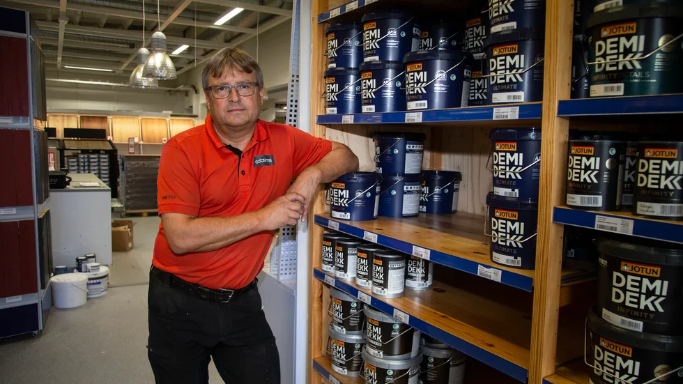 Leveranstiden är långa för vissa produkter. "I dag fick vi hem beställningen av vita träplankor som vi beställde i maj", säger Coloramas butikchef Kaj Hällgren. 