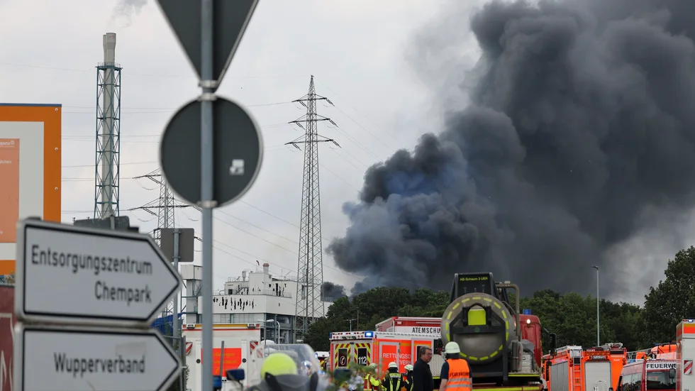 Ett svart rökmoln stiger mot himlen direkt efter explosionen den 27 juli.