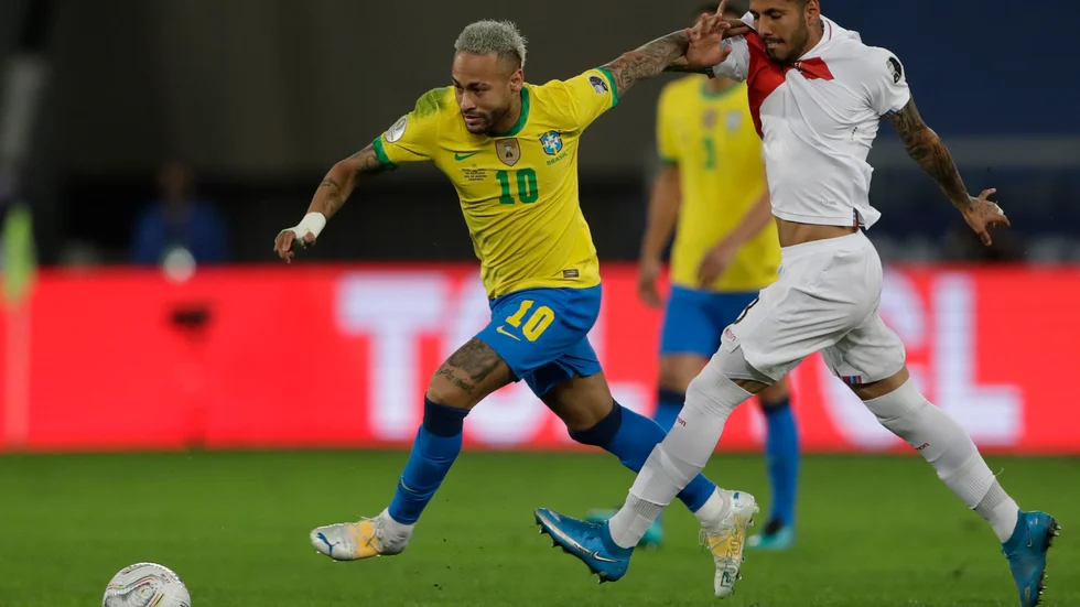 Sergio Pena, till vänster, jagar Brasiliens storstjärna Neymar i Copa America-semifinalen för en månad sedan. Arkivbild.