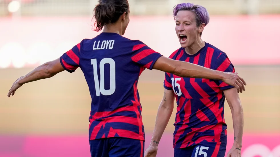 Megan Rapinoe, höger, och Carli Lloyd stod för två mål vardera och sköt OS-bronset till USA.