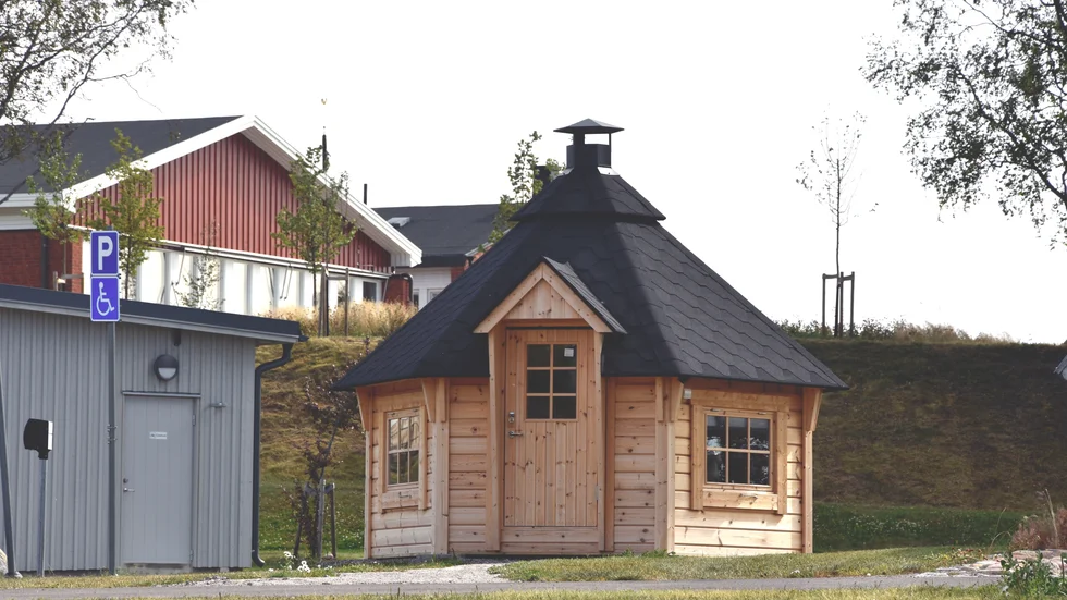 Grillstugan står vid hyreshusen, men den ska flyttas. "Vi gjorde fel" säger Ingela Rönnbäck apropå att den ställdes dit utan bygglov.