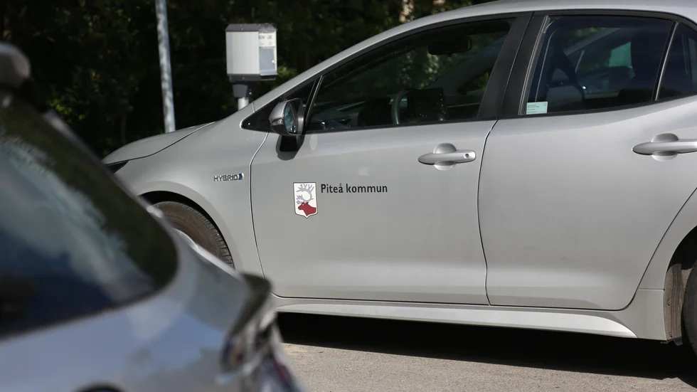 Efter att Piteå kommun infört sitt nya betalsystem för parkering och Pitebo beslutat att avgiftsbelägga sina gästparkeringar har parkeringskostnaderna för hemtjänsten och hemsjukvården skjutit i höjden.