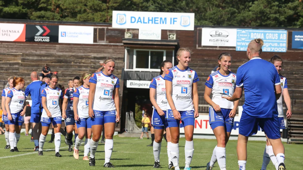 Glädje efter slutsignalen i Dalhem. Laget tog sin första poäng mot Sätra.