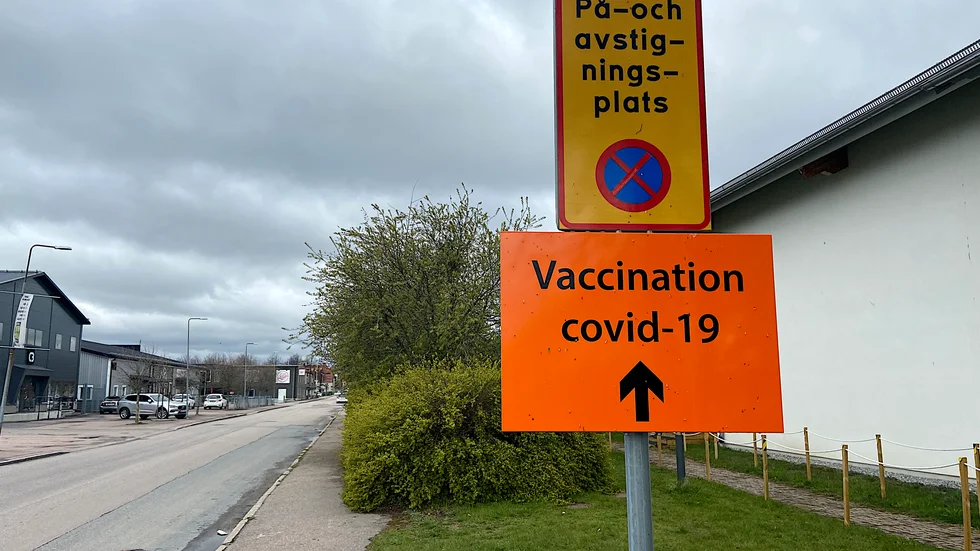 För trafiksäkerhetens skull får man inte parkera på Sandgatan utanför Kompassen. Det är bara på- och avstigning som gäller.