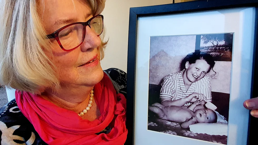 Eva Joelsson mamma dog i bröstcancer, blott 60 år gammal. "Självfallet vill jag fortsätta screena mina bröst även efter 74", säger hon.
