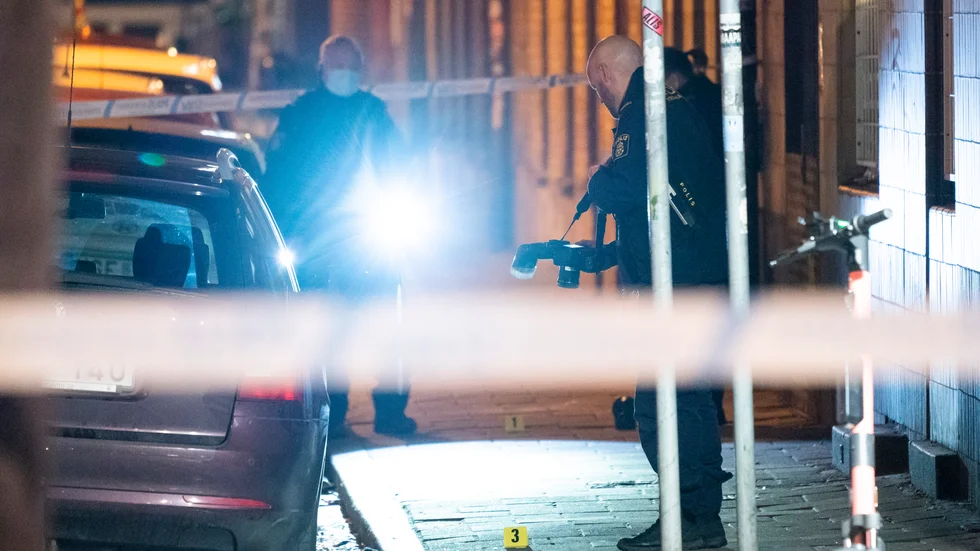 Polis undersöker brottsplatsen på Bergsgatan efter det misstänkta mordförsöket. Arkivbild.