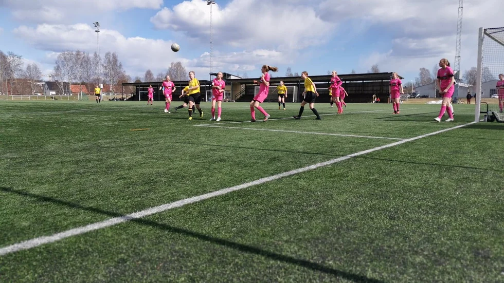 Spelarna kämpar om bollen efter en hörna.