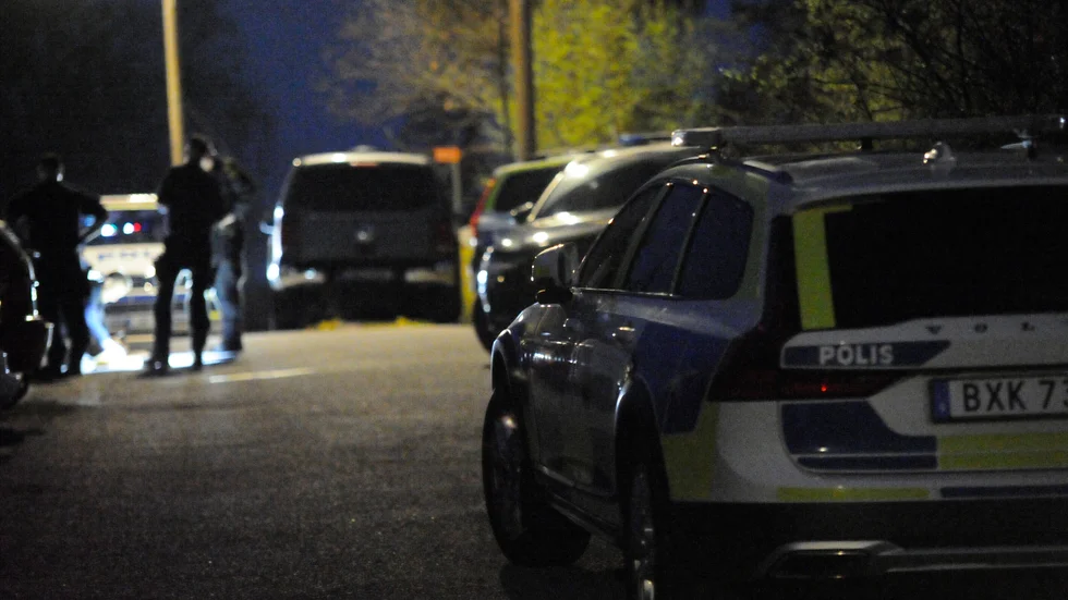 En man i 50-årsåldern har häktats misstänkt för grovt vapenbrott och grovt olaga hot. Här bilder från polispådraget när han greps i Krokek i förra veckan. 