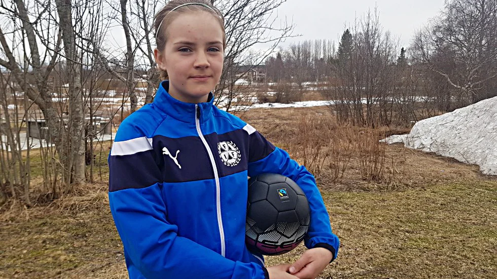 Iris Bertils är 13 år och spelar fotboll i Fromhedens IF. Hon har reagerat mot orättvisorna som drabbar hennes lag och andra lag i inlandet när fotbollen drar igång.