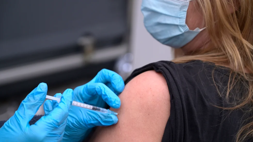 Det är ditt ansvar att vaccinera dig så att samhället kan återgå till det normala i höst.