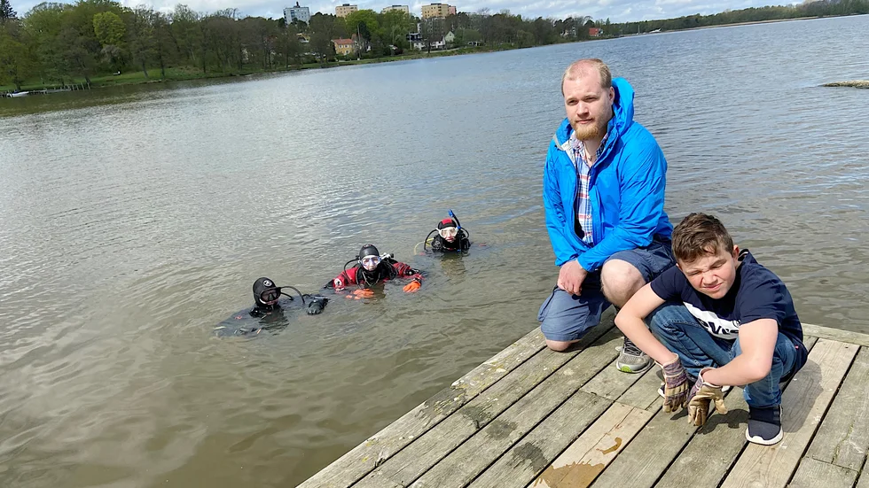 Under söndagen dök Strängnäs sportdykarklubb för att rensa sjöbottnen vid Strandbadet. Dykarna är från vänster: Theo Hansen, Richard Arnstein och Krister Åsvold. På bryggan sitter Mats Backlund och Einar Levin. 