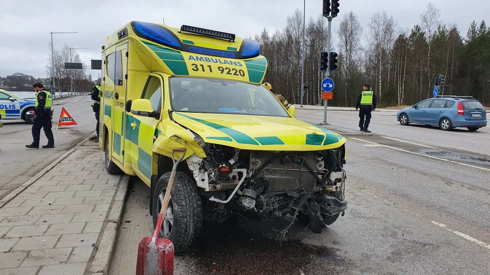 Blåljusfordonet ryckte ut när en bil körde ut framför den i korsningen. Krocken resulterade i två skadade bilar och en kvaddad ambulans.