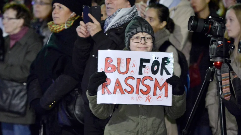 "Tillsammans kan vi stoppa rasismen" skriver Bertil Bartholdsson som efter sitt förra debattinlägg i NSD fick många rasistiska kommentarer. Här en bild från 2015  då en manifestation mot rasism anordnades i Stockholm.