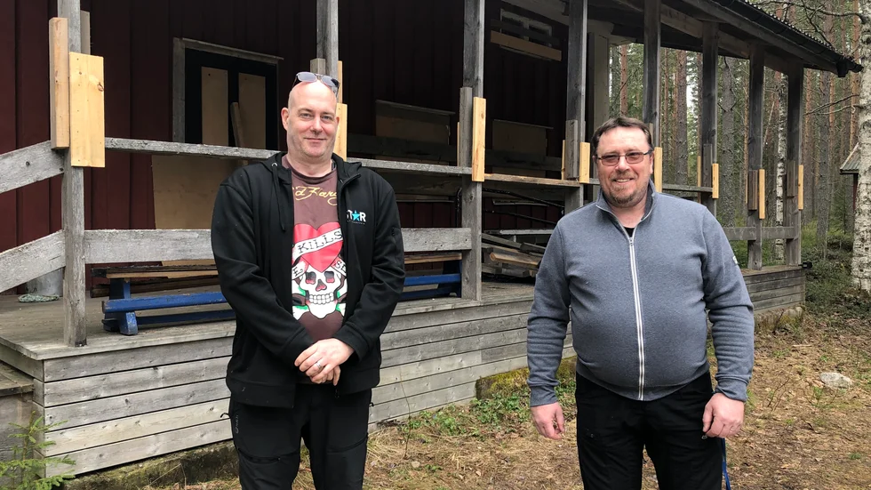 Tom Persson och Olov Stoor, grundare av Föreningen Livsådra har många planer för scoutstugan på Fårön.