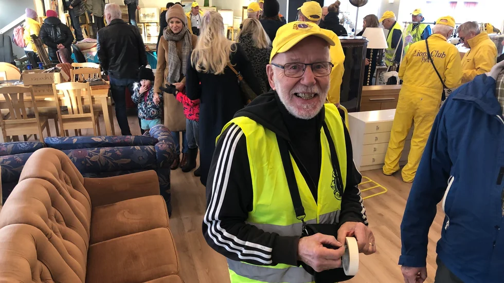 Staffan Bergström, en av Lions tre loppisgeneraler, hoppas att helgens loppmarknad ska lätta på trycket i Lionsklubbarnas överfulla lager. "Vi har ju inte kunnat ha loppis på två år och det märks i förråden".