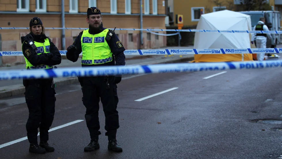 En man i 20-årsåldern häktas misstänkt för dödsskjutningen i Gävle. Ytterligare en person har begärts häktad.