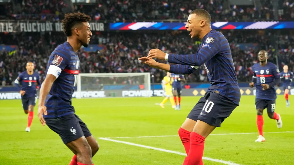 Kylian Mbappé och Kingsley Coman jublar.