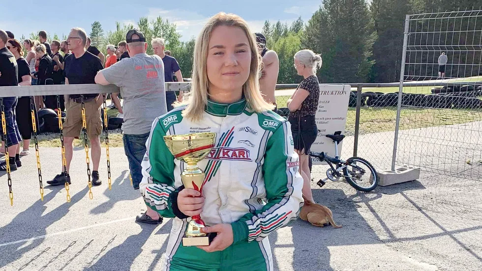Ceilia Forsberg med segerpokal efter dubbla segrarna i Lycksele.
