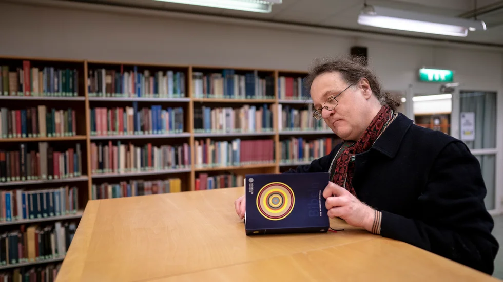 Sverige har fått en ny version av Bibeln – The Message. Parafrasen är gjord av Felix Larsson, universitetsadjunkt i teoretisk filosofi vid Göteborgs universitet.