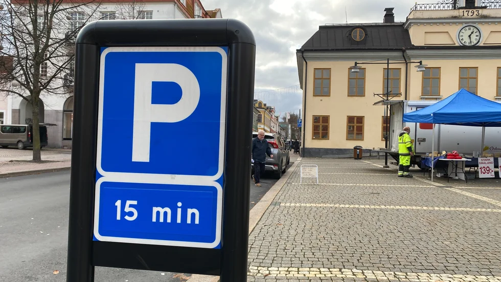 Den parkerade bilen blev enligt anmälan påkörd.