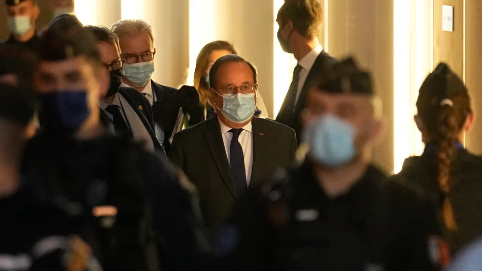 Frankrikes förre president François Hollande anländer till rättegången om terrordåden i Paris 2015.