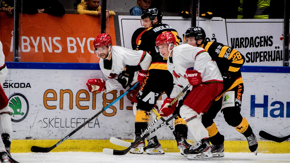 Anton Öhman, längst till vänster, var bra i Modos 4–3-seger. 