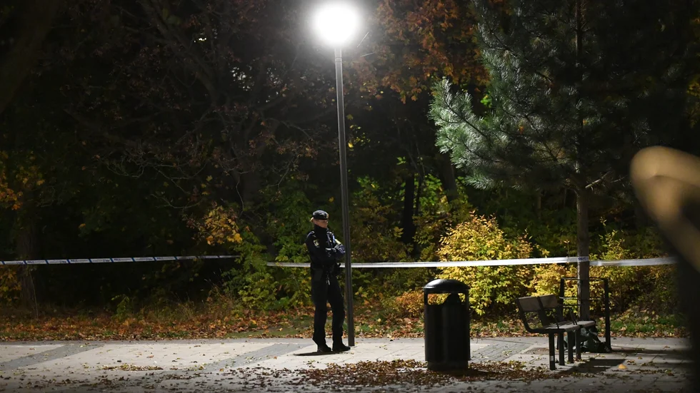 Polis på plats i Hässelby gård där en man skadades i en skottlossning på lördagskvällen.