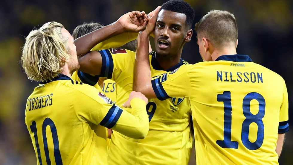 Alexander Isak jublar med lagkamraterna efter 2–0-målet i lördagens VM-kvalmatch mot Kosovo. I kväll är det Grekland som står för motståndet.