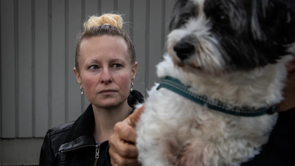 Therése Winell hörde skotten i natt. "Jag känner sorg och frustration. Jag är arg på att det här kan hända så ofta och så nära", säger hon.