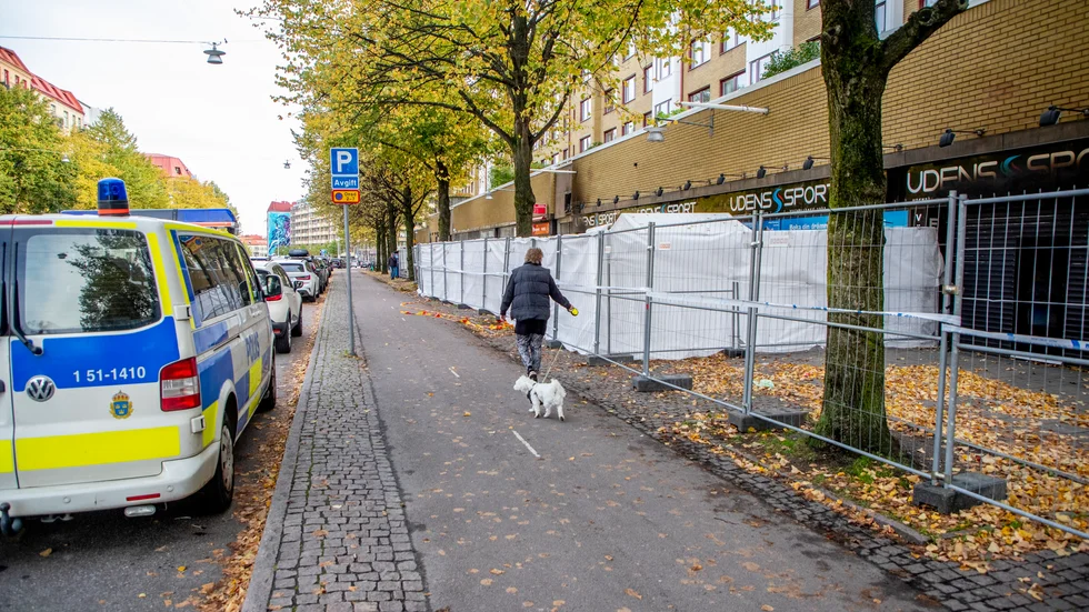 Avspärrningarna var på tisdagen ännu kvar utanför fastigheten.