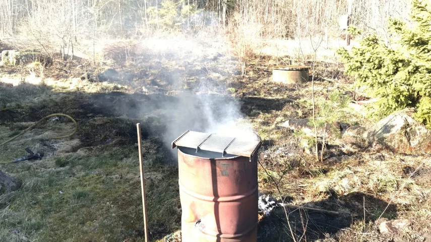 En man eldade i en tunna, släckte inte ordentligt och elden spred sig. Nu har mannen dömts.
