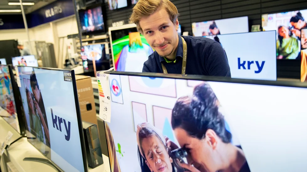 Säljaren Oliver Collix, har märkt att det kommer in flera kunder och köper en ny tv.