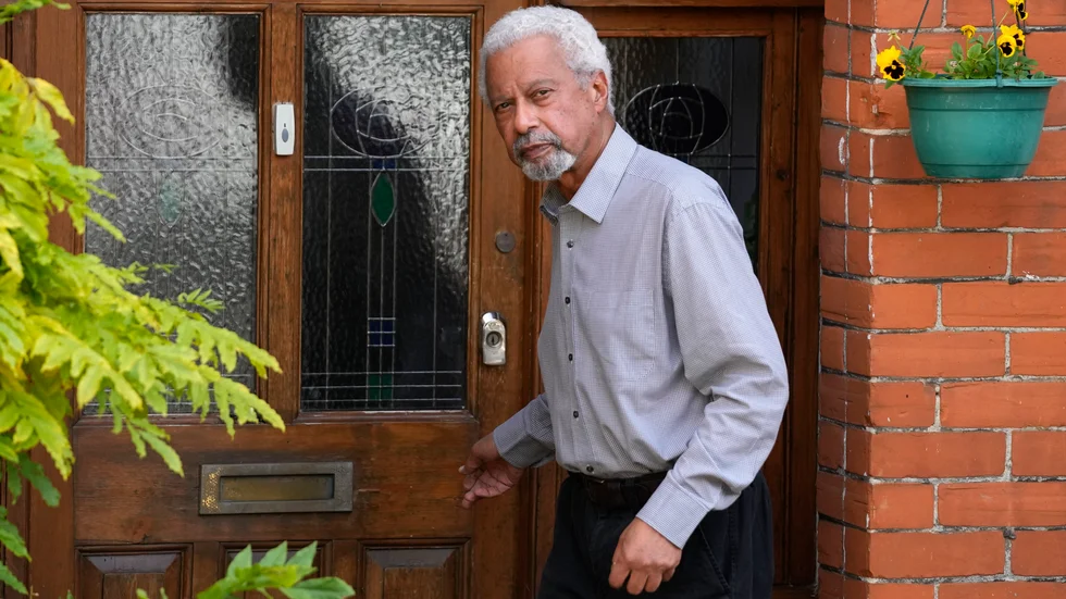 Nobelpristagaren Abdulrazak Gurnah utanför sitt hem i Canterbury, England.
