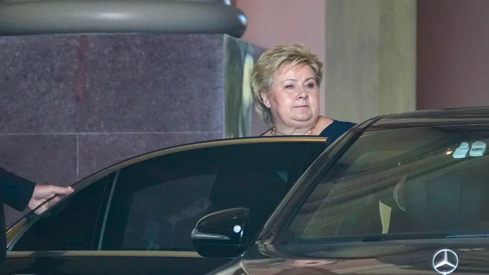 Erna Solberg lämnar slottet i Oslo efter att formellt ha meddelat kungen att hon avgår.