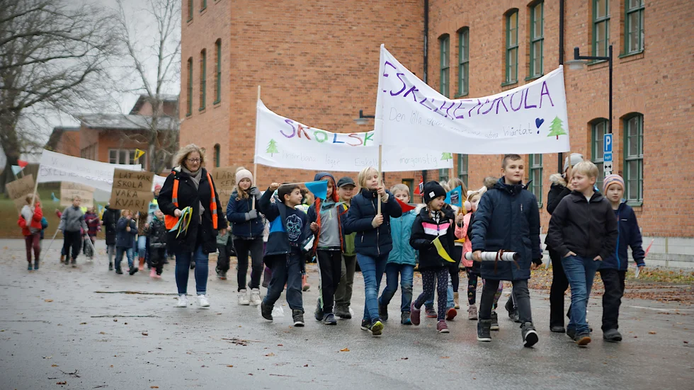 Förslaget att lägga ned åtta skolor och två förskolor ledde till massiva protester runtom ön förra året.